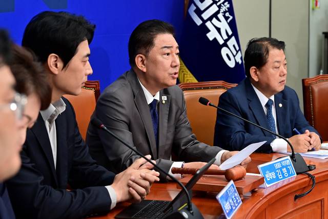민주당 최고위원회의 : 김병기(오른쪽 두 번째) 더불어민주당 대표 직무대행 겸 원내대표가 16일 오전 국회에서 열린 최고위원회의에서 발언하고 있다. 문호남 기자