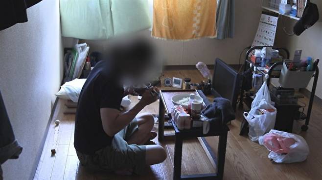 일본의 50대 히키코모리. NHK 보도화면 캡처