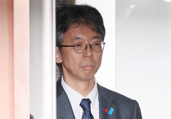 일본 정부가 독도 영유권 주장을 담은 방위백서를 채택한 15일 이세키 요시야스 주한일본대사관 총괄공사 대리가 서울 종로구 외교부 청사로 초치되고 있다. 연합뉴스