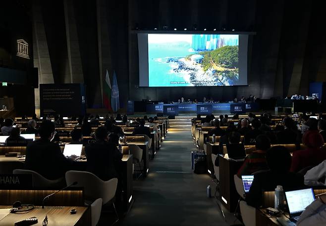 15일(현지시간) 프랑스 파리 유네스코 본부에서 열린 제47차 유네스코 세계유산위원회에서 부산을 소개하는 영상이 나오고 있다. 위원회는 내년 7월에 열리는 제48차 위원회 개최국으로 한국을 확정했다. 연합뉴스