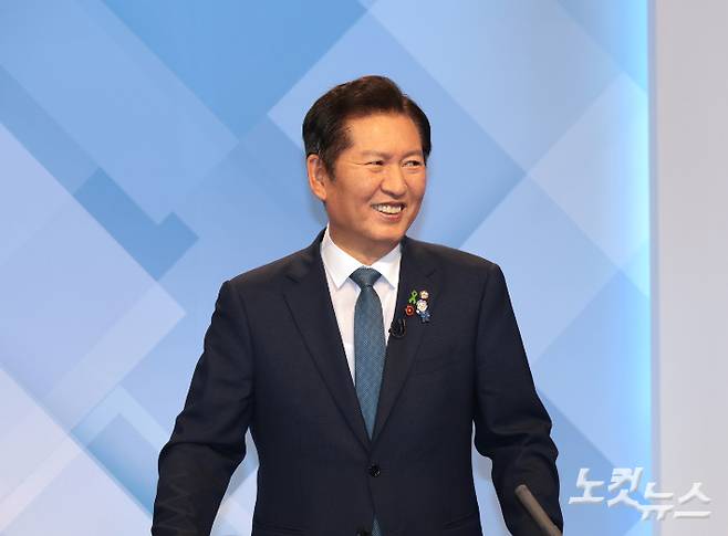 더불어민주당 정청래 당대표 후보가 16일 서울 목동 SBS 스튜디오에서 열린 더불어민주당 당대표 후보 토론회에서 박찬대 후보를 웃으며 바라보고 있다. 국회사진기자단