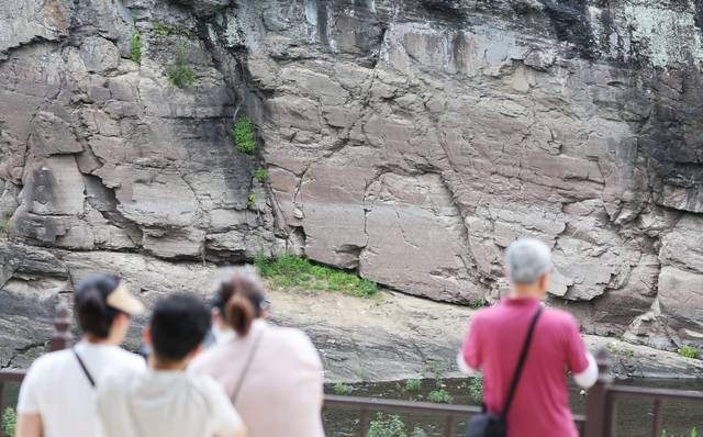 울산 울주 대곡리 반구대 암각화를 찾은 관람객들. 연합뉴스