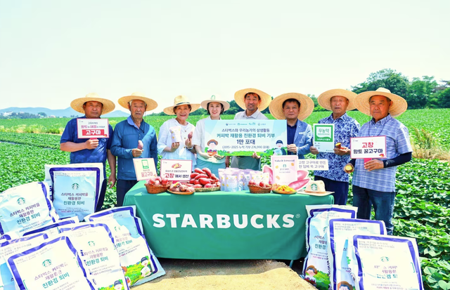 스타벅스가 6월18일 전북 고창 고구마 농가를 방문해 커피찌꺼기 퇴비 1만 포대를 전달한 모습. 스타벅스코리아