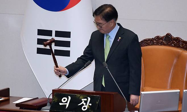 윤석열 전 대통령이 2024년 12월 3일 밤 긴급성명을 통해 비상계엄을 선포한 직후인 4일 새벽 서울 여의도 국회 본회의에서 우원식 국회의장이 의사봉을 두드리고 있다. 국회는 이날 본회의에서 여야 의원들이 참석한 가운데 비상계엄 해제 요구 결의안을 재석 190인, 찬성 190인으로 가결했다. 연합뉴스