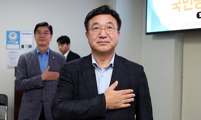 윤호중 행정안전부 장관 후보자가 15일 서울 여의도 국회 의원회관에서 열린 국민총행복증진법 제정 토론회에서 국민의례를 하고 있다. 뉴시스