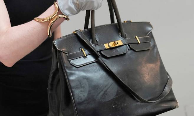 지난 12일 프랑스 소더비 경매에서 137억 원에 낙찰된 오리지널 블랙 버킨 백. AP