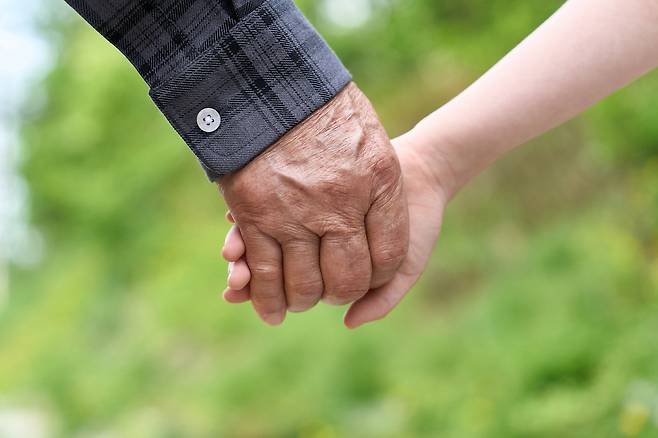 몸이 불편한 배우자를 돌보는 이의 절반 가까이가 우울감을 느낀다는 연구 결과가 나왔다. 게티이미지뱅크