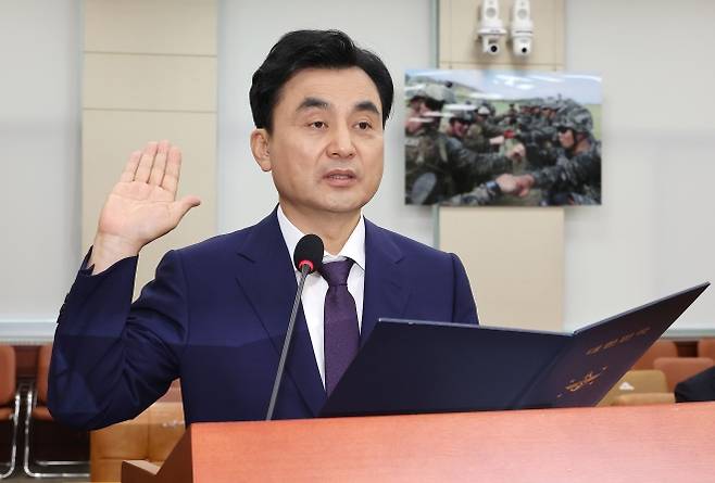안규백 국방부 장관 후보자가 15일 국회 국방위원회에서 열린 인사청문회에서 선서하고 있다. 안 후보자는 청문회에서 이재명 정부 임기 중 전시작전통제권 전환 목표를 밝혔지만 대통령실은 “개인 의견”이라고 선을 그었다. 연합뉴스