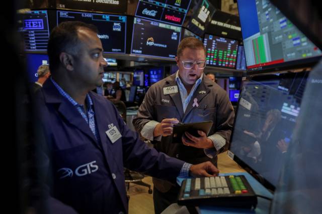 미국 뉴욕 뉴욕증권거래소에서 트레이더들이 업무를 보고 있다. 로이터연합뉴스