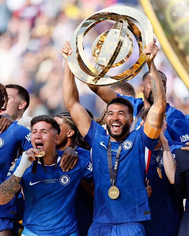 첼시 주장 리스 제임스(오른쪽)와 동료들이 14일(한국시간) 미국 뉴저지주 이스트러더퍼드에 위치한 메트라이프 스타디움에서 파리 생제르맹(PSG)을 3-0으로 꺾고 클럽월드컵 우승을 차지한 뒤 트로피를 들고 기뻐하고 있다. 사진출처|클럽월드컵 페이스북
