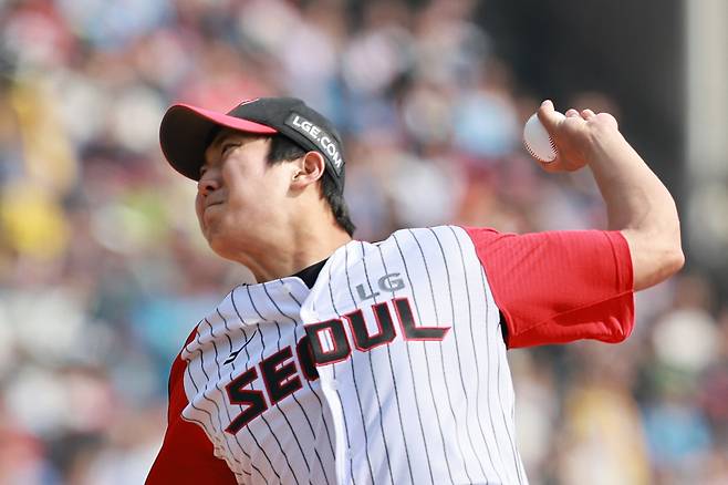 LG 손주영이 지난 3월23일 잠실 롯데전 선발 등판해 투구하고 있다. 연합뉴스