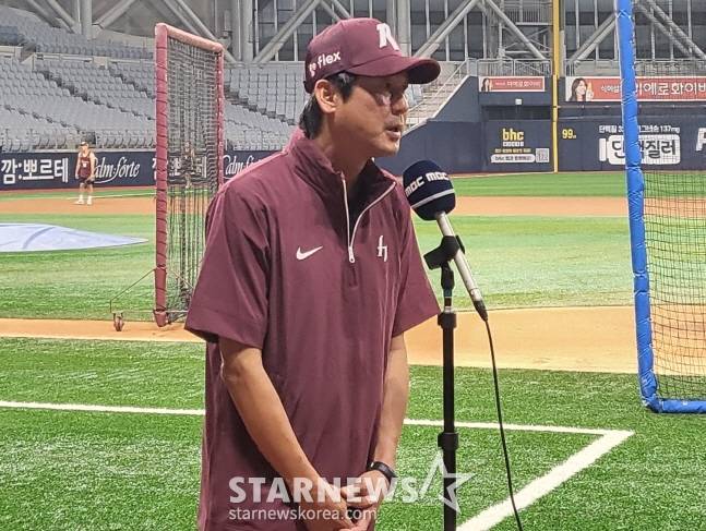 설종진 키움 감독 대행이 15일 취재진과 인터뷰를 하고 있다. /사진=안호근 기자