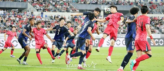 대한민국 축구대표팀 선수들이 15일 용인미르종합운동장에서 열린 2025 동아시아축구연맹(EAFF) E-1 챔피언십(동아시안컵) 일본과의 최종전에서 0-1로 패하며 우승컵을 내주며 아쉬움 가득한 표정으로 마무리하고 있다. 홍명보 감독. 2025.07.15. /사진=강영조 선임기자