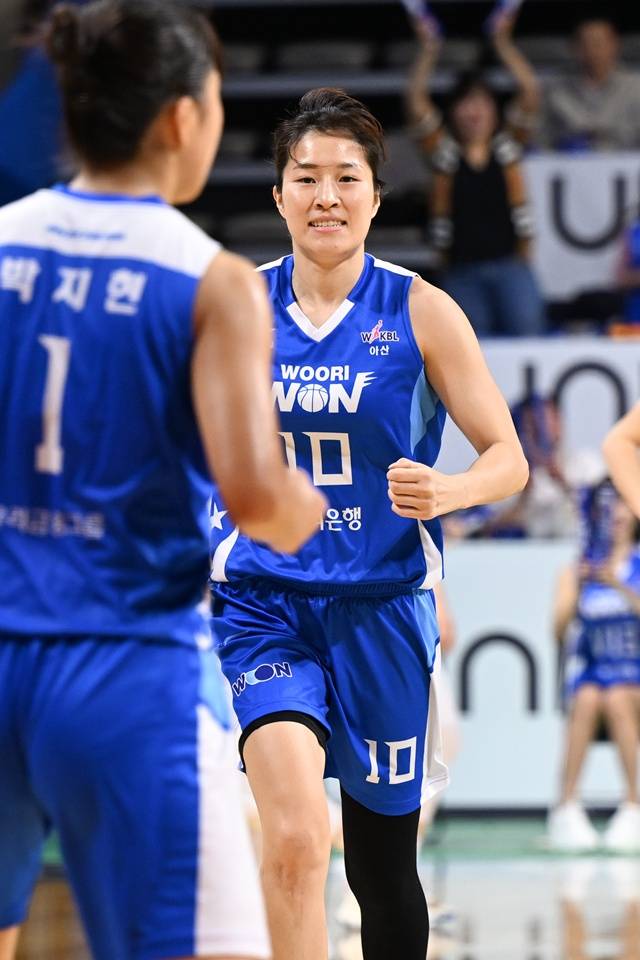 숭의여고 출신 듀오. 박지현(왼쪽)과 고아라. /사진=WKBL 제공