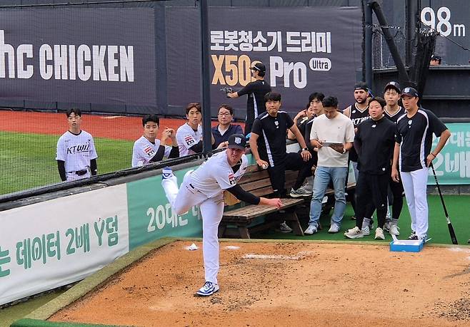 첫 불펜 투구하는 패트릭 머피 (수원=연합뉴스) 김경윤 기자 = kt wiz 새 외국인 투수 패트릭 머피가 15일 수원케이티위즈파크에서 첫 불펜 투구를 하고 있다. 2025.7.15. cycle@yna.co.kr