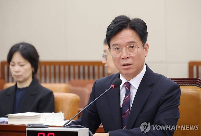 질의 답변하는 김영훈 고용노동부 장관 후보자 (서울=연합뉴스) 류영석 기자 = 김영훈 고용노동부 장관 후보자가 16일 서울 여의도 국회 환경노동위원회에서 열린 인사청문회에서 의원 질의에 답변하고 있다. 2025.7.16 ondol@yna.co.kr