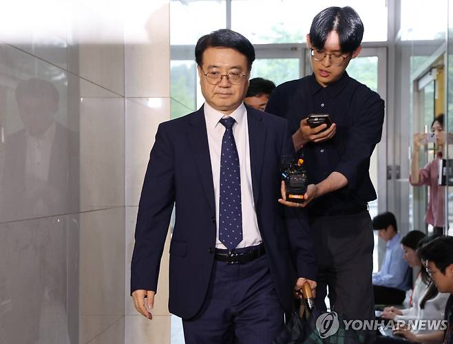 해병특검 출석하는 최주원 전 경북경찰청장 (서울=연합뉴스) 서명곤 기자 = 채상병 사망 사건 당시 경북경찰청장이었던 최주원 경찰청 미래치안정책국장이 16일 서울 서초구 순직해병특검 사무실에 피의자 신분으로 출석하고 있다. 2025.7.16 seephoto@yna.co.kr