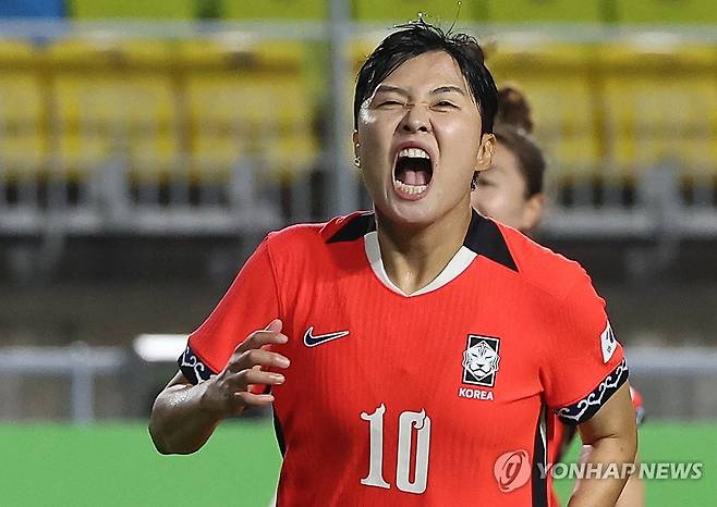 기뻐하는 지소연 (수원=연합뉴스) 홍기원 기자 = 16일 수원월드컵경기장에서 열린 2025 동아시아축구연맹(EAFF) E-1 챔피언십(동아시안컵) 여자부 대한민국 대 대만 경기. 한국 지소연이 페널티킥을 성공 시킨 후 기뻐하고 있다. 2025.7.16 xanadu@yna.co.kr