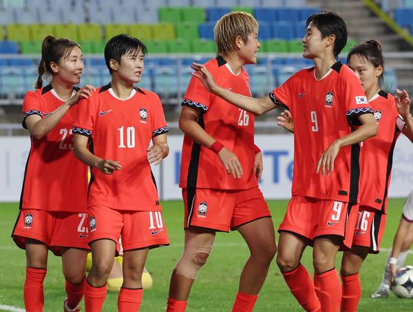 16일 수원월드컵경기장에서 열린 2025 동아시아축구연맹(EAFF) E-1 챔피언십(동아시안컵) 여자부 한국과 대만의 경기에서 지소연이 페널티킥을 성공 시킨 후 동료들과 기쁨을 나누고 있다. 2025.7.16 /연합뉴스