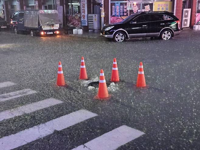 많은 비가 쏟아진 서산에서 하수관로가 역류해 주민들의 접근을 차단했다. (사진=서산시청)