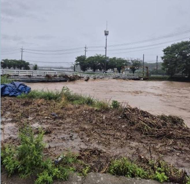 집중 호우로 붕괴한 소정면 광암교 다리 인근 전경. 사진=세종시 전경.