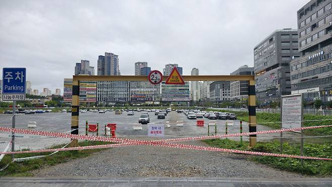 나성동 백화점 부지 출입 통제 현장. 사진=이희택 기자.