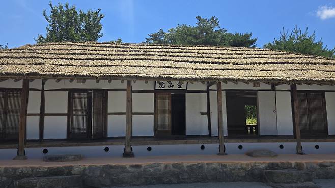 영산성지 영산원.소태산 대종사가 대각을 이룬 후 첫 사업으로 저축조합을 설립하고 그 자산으로 창립의 토대를 마련하기 위해 간척사업을 하면서 관리사무소와 법회장소로 활용하기 위해 원기 3년(1918) 제자들과 함께 옥녀봉 아래에 지은 원불교 최초 건물이다. /윤태민 기자 ytm@namdonews.com