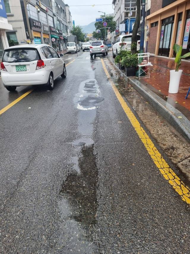 무주읍 후간도로에 생긴 물웅덩이/사진=김효종