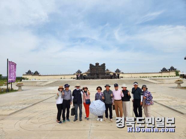오르도스 문화원 내 궁궐앞에서 기념촬영하는 일행들이 몽골 전통과 현대가 공존하는 공간에서 여행의 의미를 되새기고 있다.