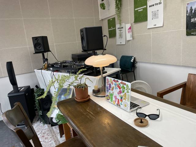 DJ 로지가 작업하며 사람들과 교류하는 자리. 이곳에서 음악에 대한 영감과 아이디어가 피어난다.