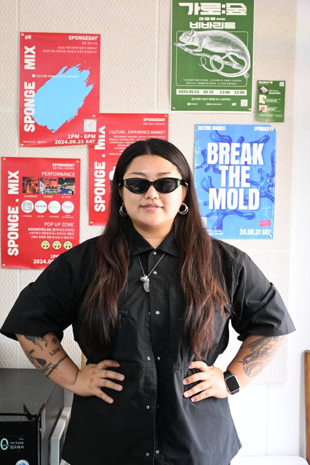DJ 로지가 창원 가로수길 스펀지파크 내 자신의 작업실에서 포즈를 취하고 있다.