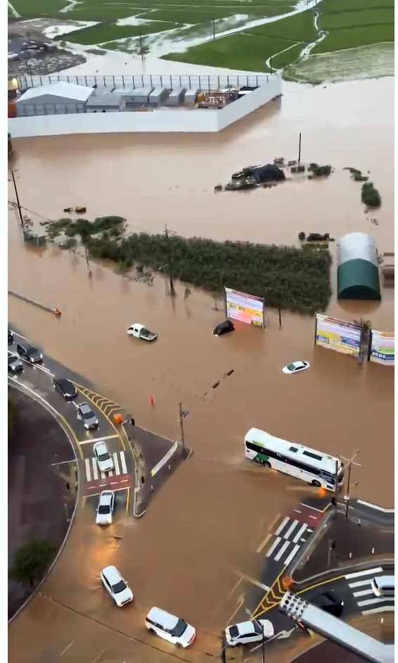 17일 오전 서산시 성연면 성연 삼거리가 물에 잠겨 있다. 밤사이 서산에서는 시간당 114.9mm의 폭우가 쏟아졌다.(사진=연합뉴스)