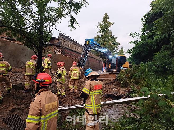 소방당국이 지난 16일 오후 오산 가장교차로 옹벽 붕괴 현장에서 매몰된 운전자를 구조하기 위한 작업을 펼치고 있다. 이 사고로 1명이 목숨을 잃었다.(사진=경기도소방재난본부)