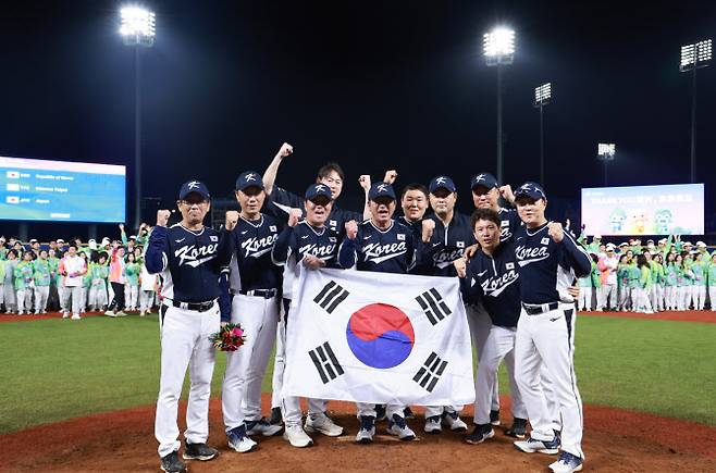 2022 항저우 아시안게임에서 금메달을 획득한 한국 야구대표팀 선수들이 그라운드에서 기념사진을 찍고 있다. (사진=연합뉴스)
