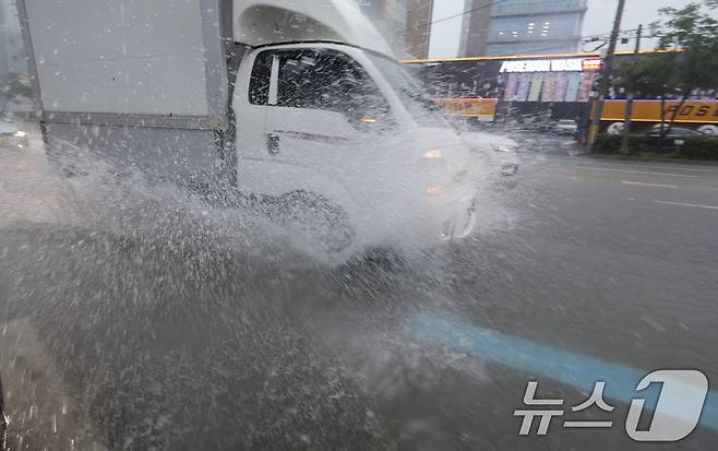 17일 광주전남 일부지역에 호우경보가 발효중인가운데 서구 농성동 한도로에 빗물이 고여 차들이 서행하고 있다. ⓒ News1 김태성 기자
