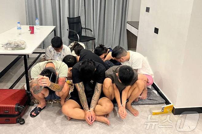 14일(현지시간) 캄보디아 경찰이 프놈펜의 한 인터넷 사기 작업장에서 체포한 용의자들이 고개를 숙이고 앉아있다. 사진은 캄푸치아통신사 제공. 2025.07.14 ⓒ AFP=뉴스1 ⓒ News1 김지완 기자