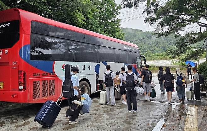 17일 학교 주변 하천에 홍수경보가 내려지면서 고립됐던 충북 청주 양업고등학교 학생들이 도로 동행이 가능해지면서 버스를 이용해 귀가하고 있다.(충북교육청 제공. 재판매 및 DB금지)/뉴스1