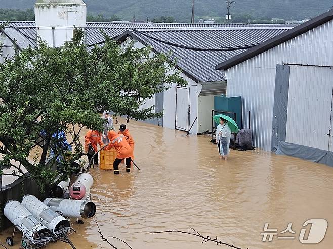 진천군 초평면 초금로 일대 바닥이 침수됐다.(충북소방본부 제공. 재판매 및 DB금지)./뉴스1