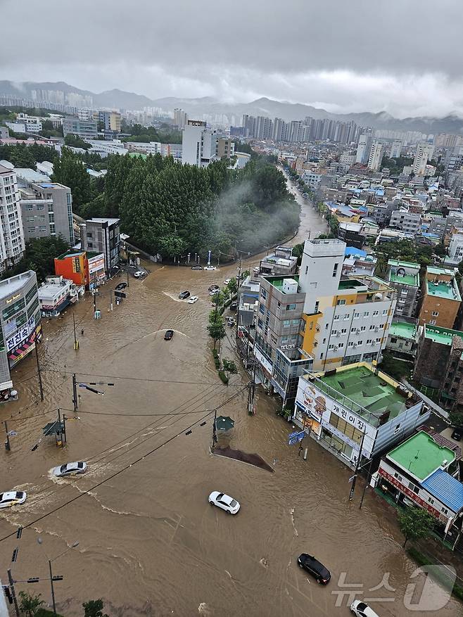 호우경보가 발효된 17일 상습침수 지역인 광주 북구 신안동 일대가 물에 잠겨 있다. (광주 북구 제공. 재판매 및 DB 금지) 2025.7.17/뉴스1