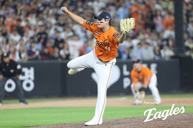 한화 김서현이 대전 한화생명 볼파크에서 열린 2025 KBO리그 롯데전에서 9회초 등판해 역투하고 있다. 사진 | 한화 이글스