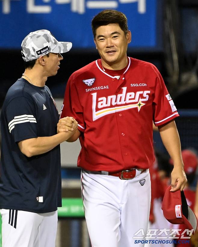 26일 잠실야구장에서 열린 SSG와 두산의 경기, SSG가 4대1로 승리했다. 이날 KBO리그 역대 최고령 100홀드 기록을 달성한 노경은이 두산 고효준의 축하를 받고 있다. 잠실=허상욱 기자wook@sportschosun.com/2025.06.26/