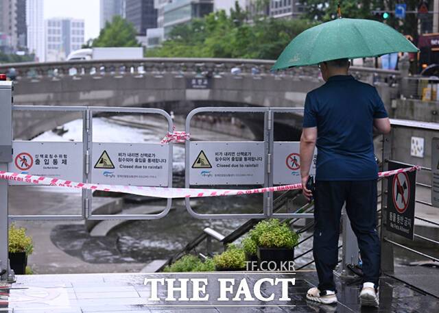 대한민국 헌법 공포를 기념하는 제헌절이자 목요일인 17일은 전국이 흐리고 대부분 지역에서 비가 내리겠다. 수도권에는 최대 200㎜의 폭우가 예상된다. 비가 내리면서 기온은 평년(최저 20~23도, 최고 26~30도)과 비슷하겠다. 사진은 지난 6월20일 오전 서울 청계천 산책로 출입이 통제된 모습./이새롬 기자