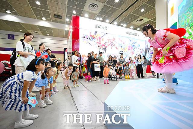 '캐릭터 라이선싱 페어 2025'가 17일 오전 서울 강남구 코엑스 A홀과 B홀에서 열린 가운데 어린이들이 공연을 관람하며 춤을 추고 있다. /서예원 기자