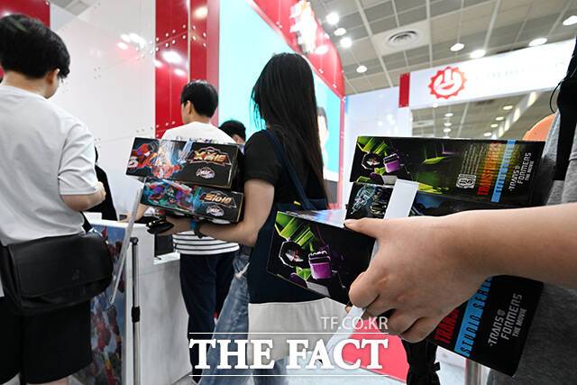 관람객들이 장난감 '오픈런'을 하고 있다.