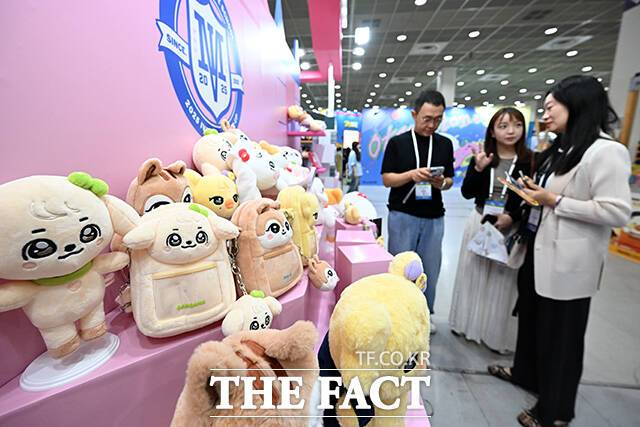 그룹 아이브 인형 '미니브'가 전시되어 있다.