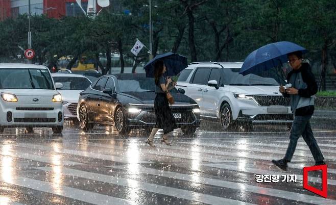 서울 전역에 호우주의보가 발령된 17일 서울 여의도 버스환승센터에서 직장인들이 우산을 꼭 붙잡고 출근길에 오르고 있다. 2025.7.16. 강진형 기자
