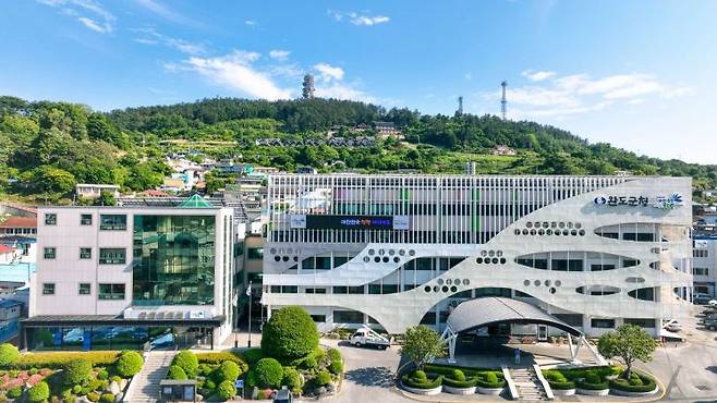 완도군 청사 전경.