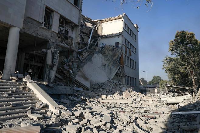 16일 이스라엘의 공습을 받은 시리아 다마스쿠스의 국방부 청사./ AFP연합뉴스