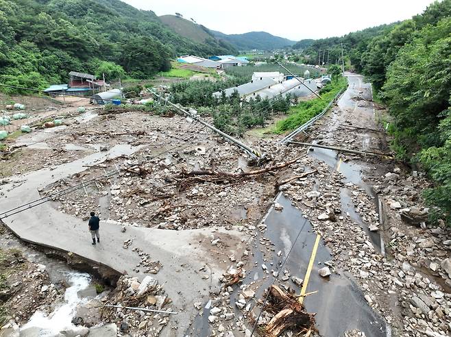 중부지방에 폭우가 내린 17일 산사태가 발생한 충남 예산군 봉산면 봉운로가 토사로 뒤덮여 있다./연합뉴스