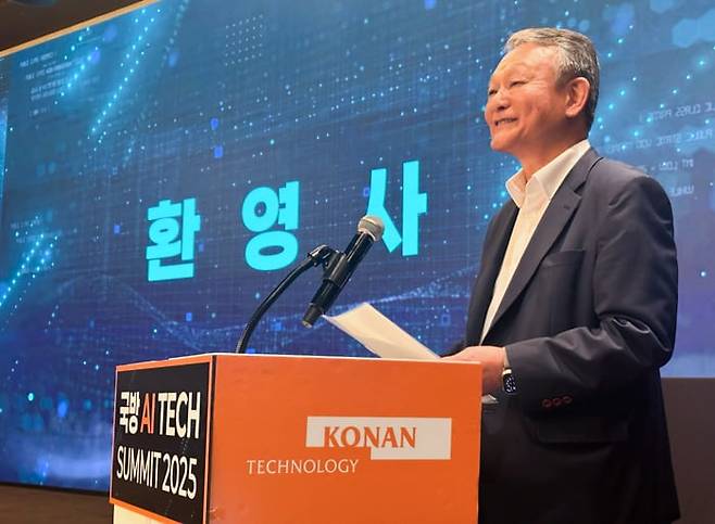 김영섬 코난테크놀로지 대표가 지난 15일 서울 용산에서 열린 국방 AI 테크 서밋에서 환영사 하고 있다./코난테크놀로지 제공